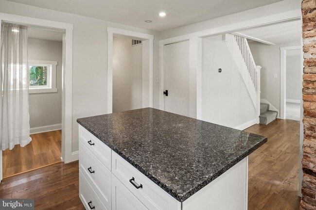 Building Photo - 2201 Alvin Ave