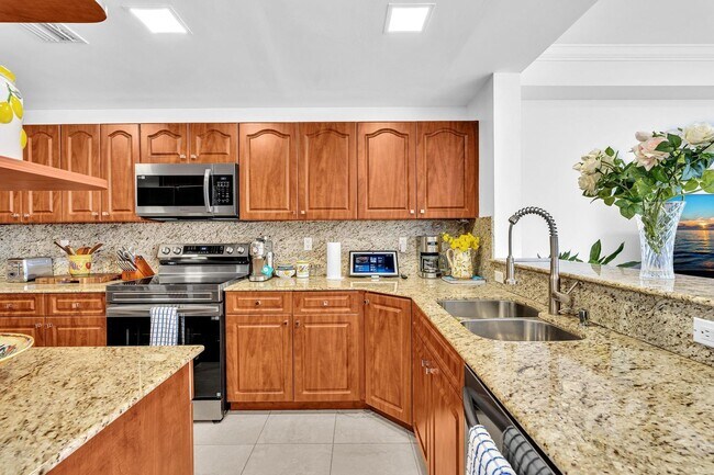 Building Photo - Fully Furnished Townhome in East Hollywood – Utilities included!