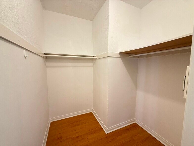 Building Photo - 112 S Manhattan Pl