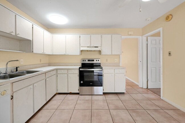 Building Photo - "Charming 2-Bed, 2-Bath Townhouse Retreat in Orlando's Heart - 1010 Sq Ft of Comfort!"