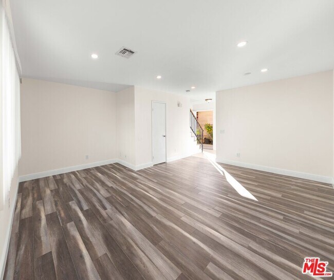 Building Photo - 14112 Delano St