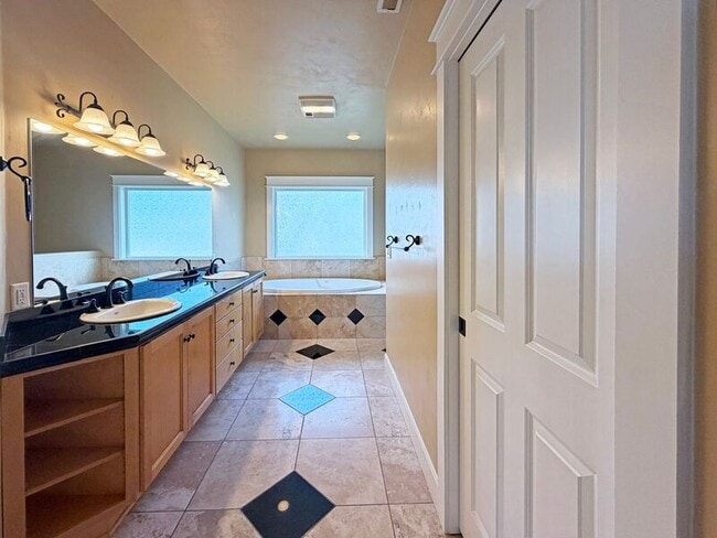 Building Photo - 520 Honeysuckle Ln