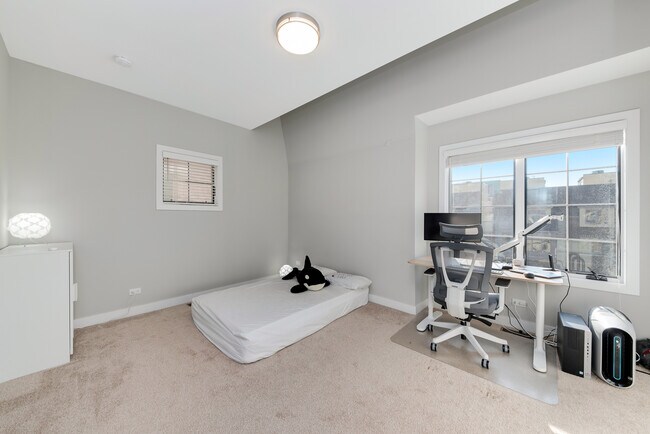 Building Photo - 1025 Walnut Wy