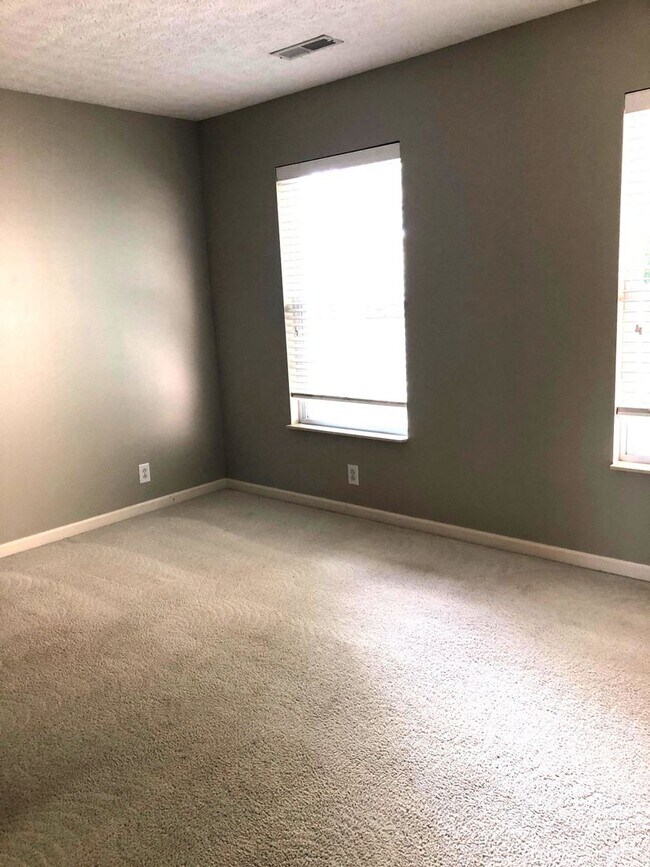 Building Photo - 4-Bedroom Home in Hendersonville!
