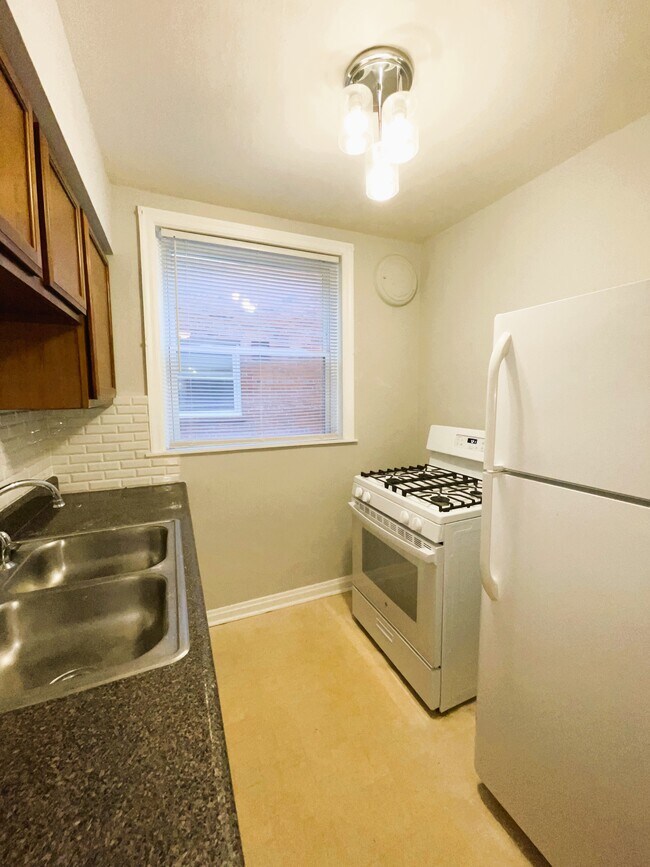 Building Photo - 4962 Fyler Ave