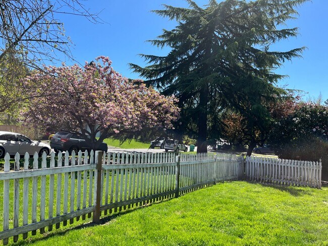 Building Photo - Charming 3-Bedroom Home with Bonus Room in Prime Beaverton Location Cedar Hills Neighborhood!!!