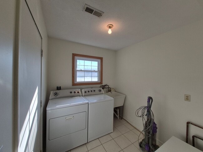 Building Photo - Charming 3BR 1.5BA Home w/ In-Unit Laundry + Central Air + Garage in Avon