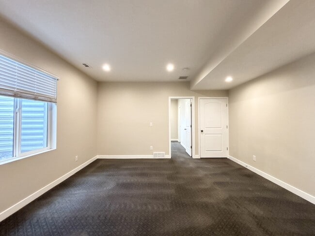 Building Photo - 2676 N Heston Park