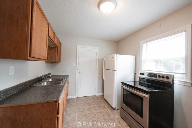 Building Photo - "Charming 3-Bed Home in Indianapolis – Coz...