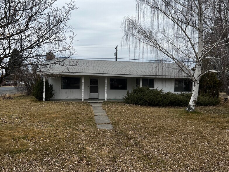 Come see for yourself this quaint 3 bedroom 2 bath home in the heart of Coulee City. - 106 E Washington St
