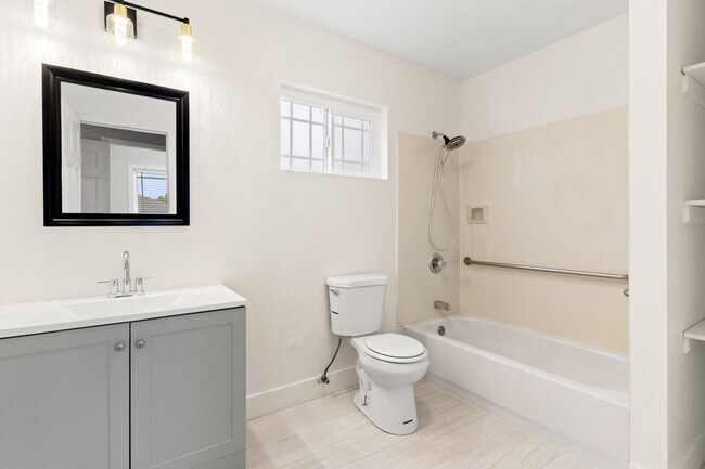 Building Photo - Spacious 4-Bed Oakland Apartment: Modern U...