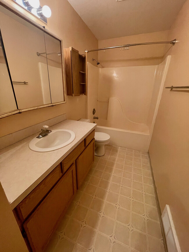 Full bathroom with tub/shower - 290 NW Clay Ct