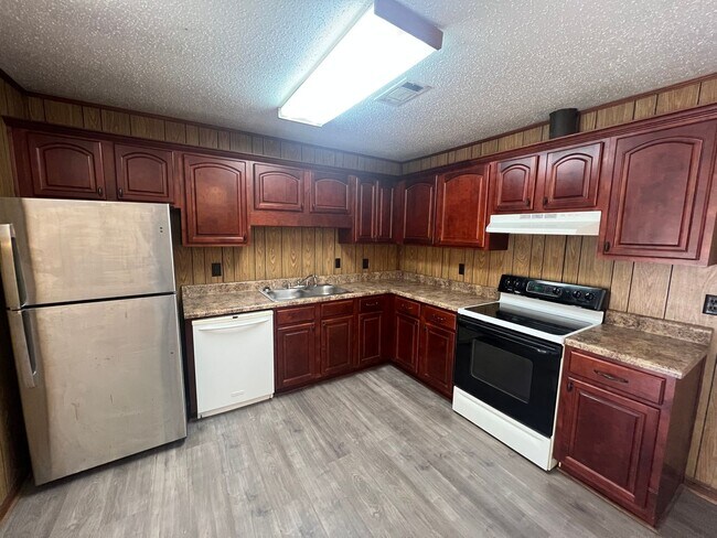 Building Photo - 3 bedroom 1 bathroom home in Colonial Hills