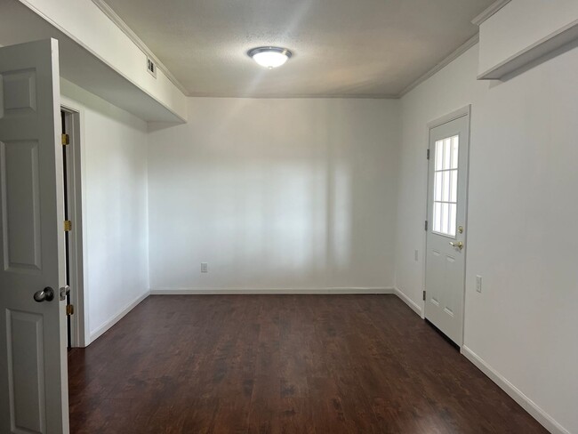 Building Photo - 3 bed/2 bath home with additional office &...