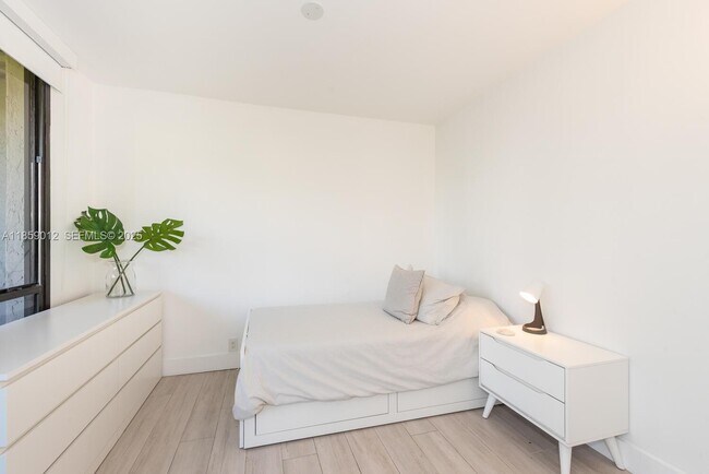 Building Photo - 181 Crandon Blvd