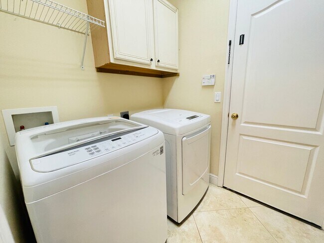 Building Photo - Available now! Charming 4-bedroom, 2.5-bathroom pet friendly home!!