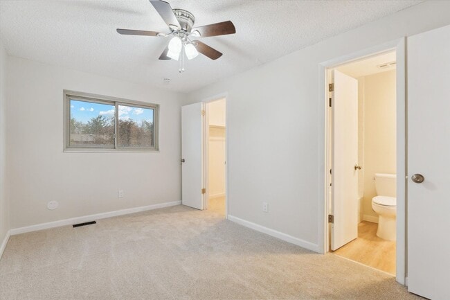 Building Photo - Adorable and Spacious Golden Townhome