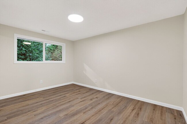 Building Photo - Updated 4BD Lake Oswego Home - Prime Location