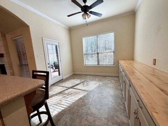 Building Photo - 710 Huntwick Ln