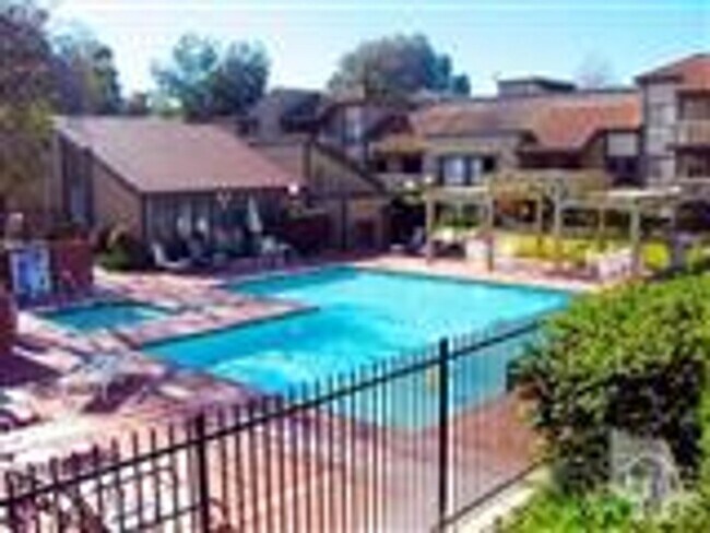 Building Photo - Ground-Floor Living in a Desirable 55+ Thousand Oaks Community