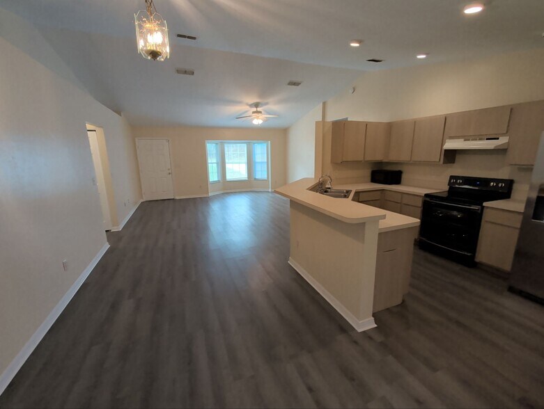Building Photo - 8885 N Gilovu Dr