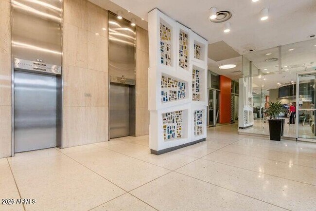 Building Photo - 207 W Clarendon Ave