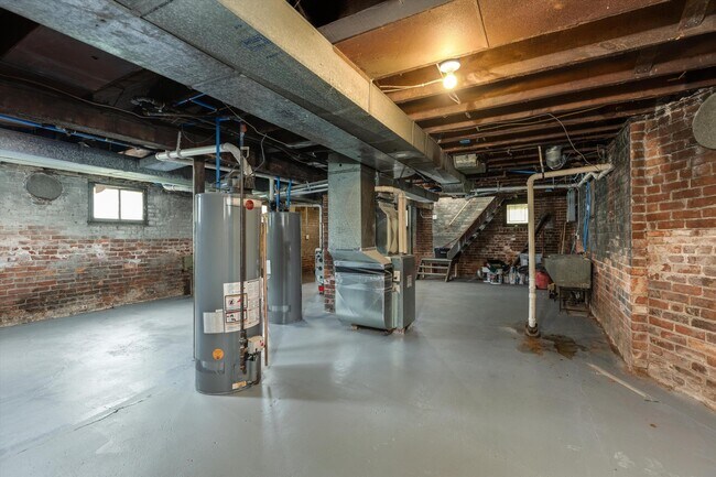 Building Photo - 715 Gladstone Ave