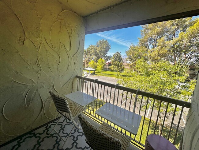 Building Photo - AVAILABLE NOW!! 1 BEDROOM 1 BATHROOM CONDO IN MISSION LAKES DESERT HOT SPRINGS