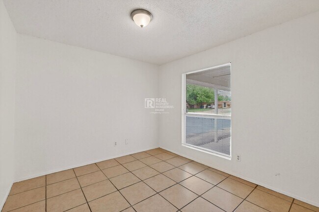 Building Photo - 6808 Trail Lake Dr