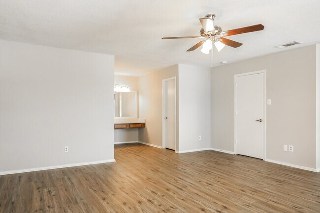 Building Photo - 2325 Woodhollow Ave