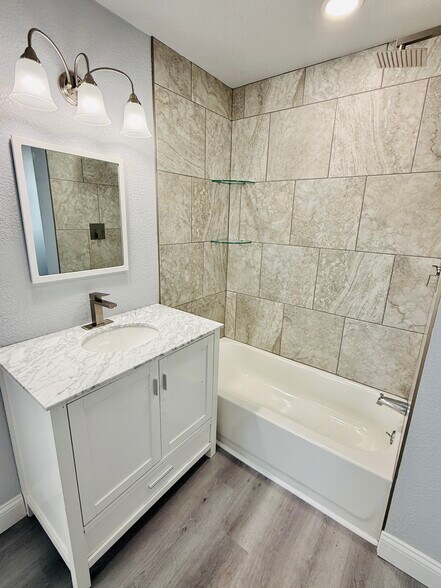 Building Photo - 1713 Maple St