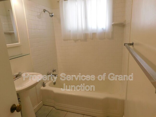 Building Photo - 742 Bunting Ave