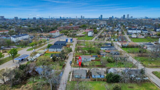 Building Photo - Historic Houston Charm with Modern Comfort Built In