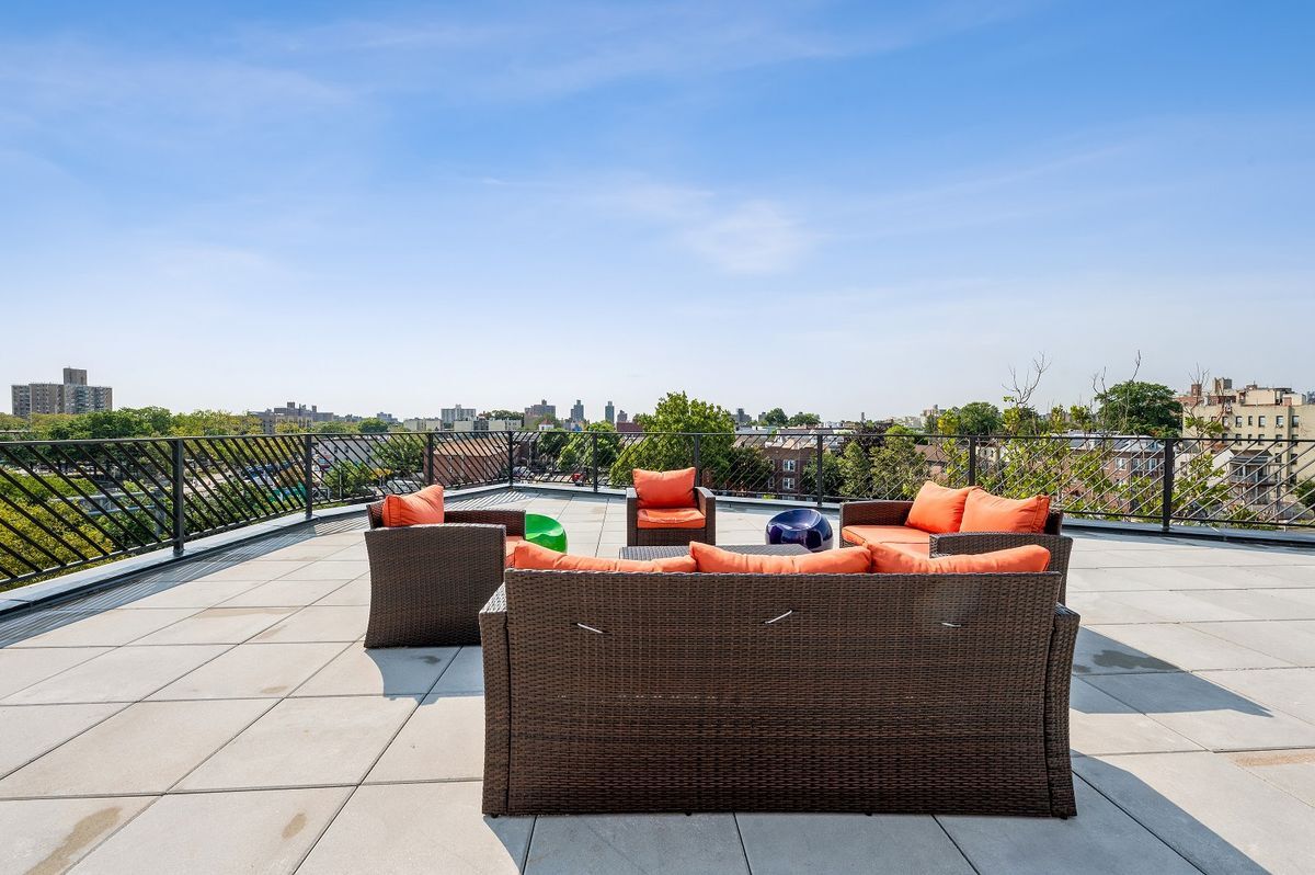 Building Photo - 1847-1849 Cross bronx expy