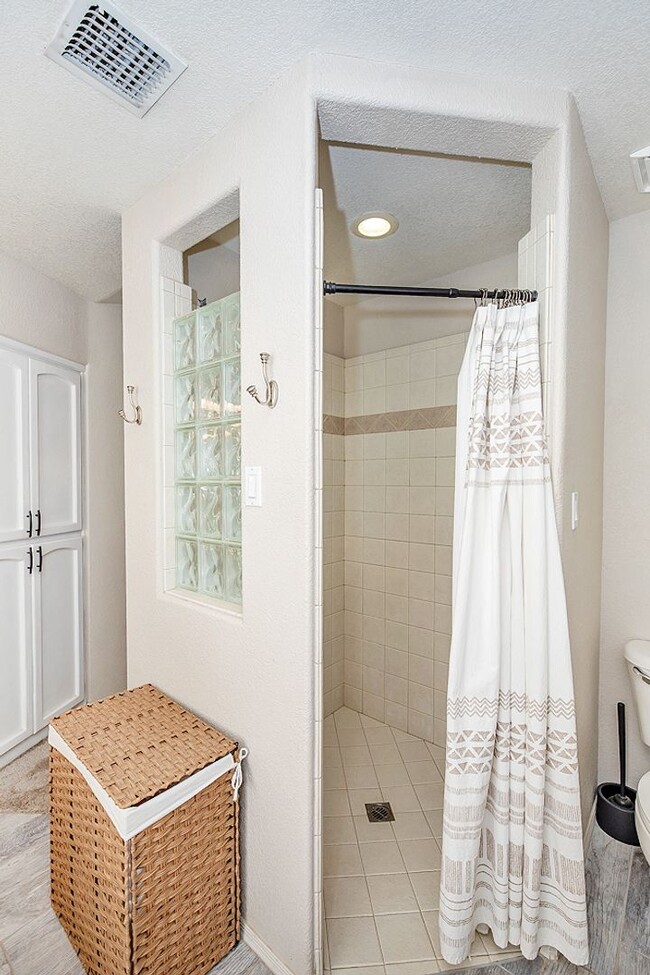 Building Photo - Pool home for rent June 1, 2025