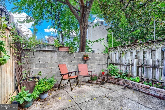 Building Photo - 1806 Bank St