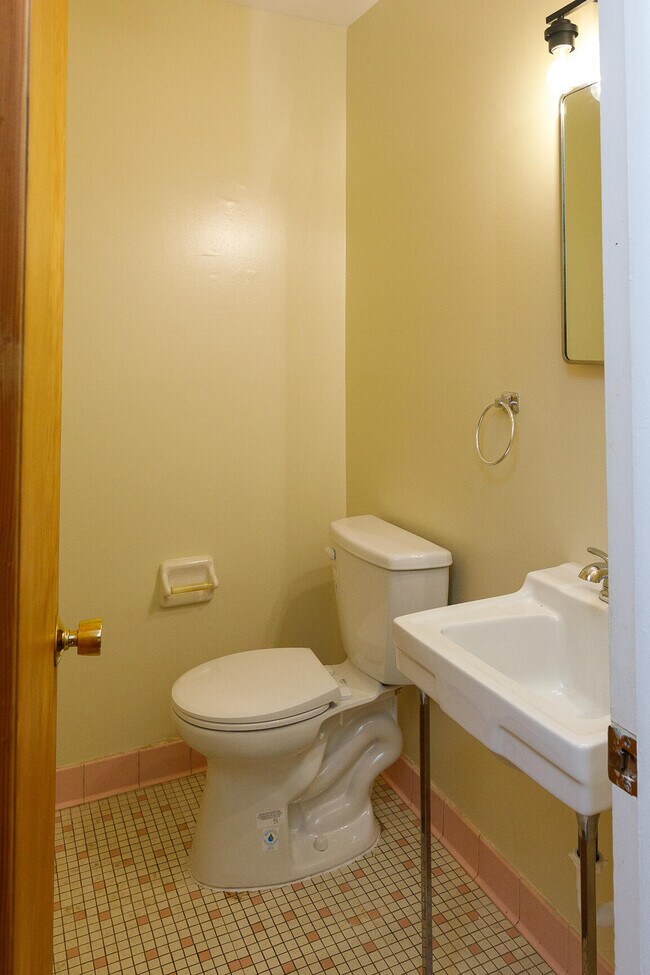 Building Photo - 532 Bemidji Ct