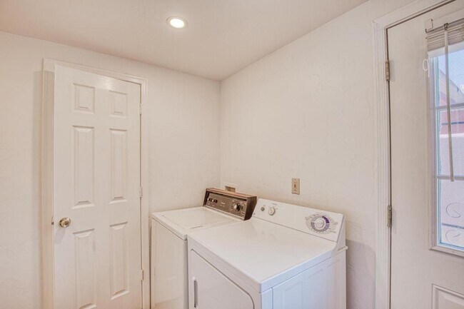 Building Photo - 1304 E Linden St