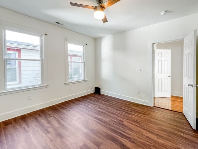Building Photo - Renovated Oakwood Gem with Modern Amenitie...
