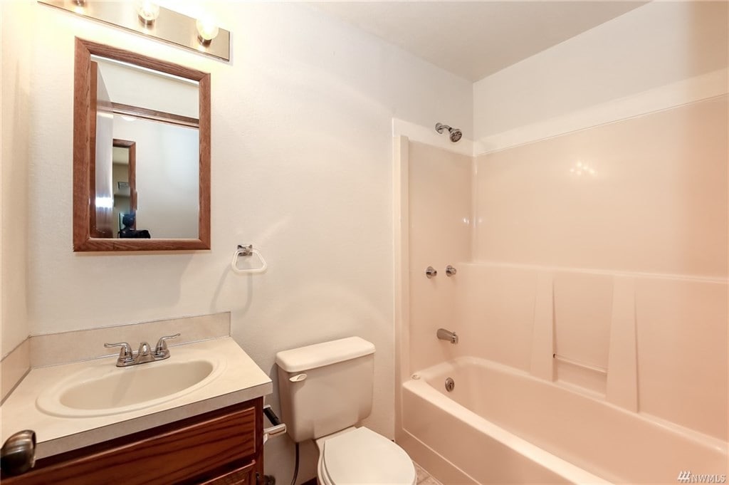 Upstairs Bathroom - 12623 Reservoir Rd E
