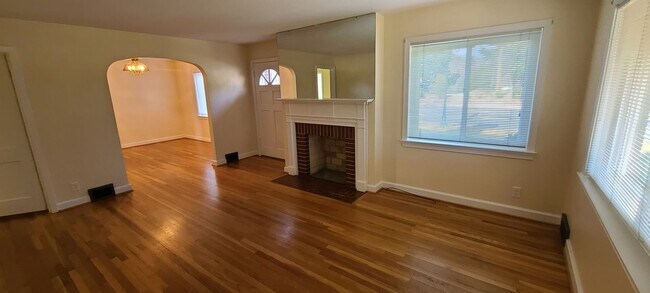 Building Photo - Lewisville Gem!