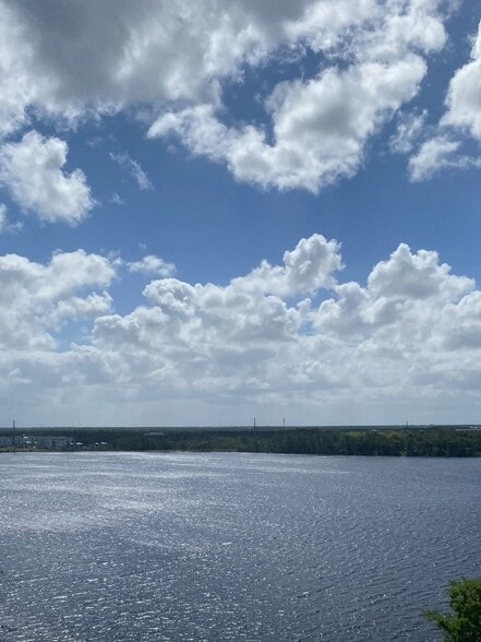 Building Photo - 13415 Blue Heron Beach Dr