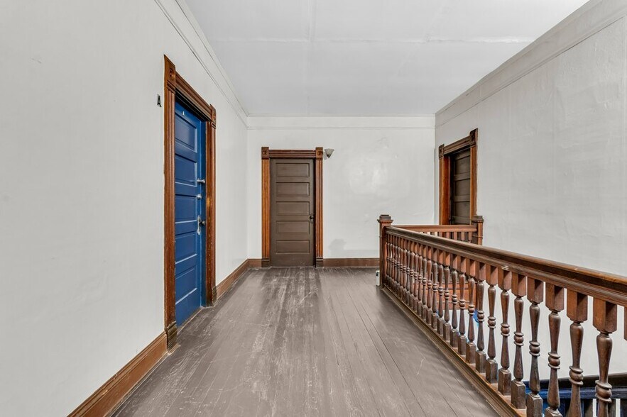 Building Photo - 622 4th St S