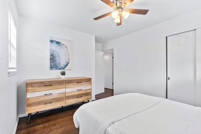 Building Photo - 814 Holiday Ave