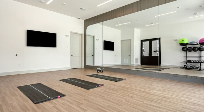 Building Photo - 1301 Leah Ave