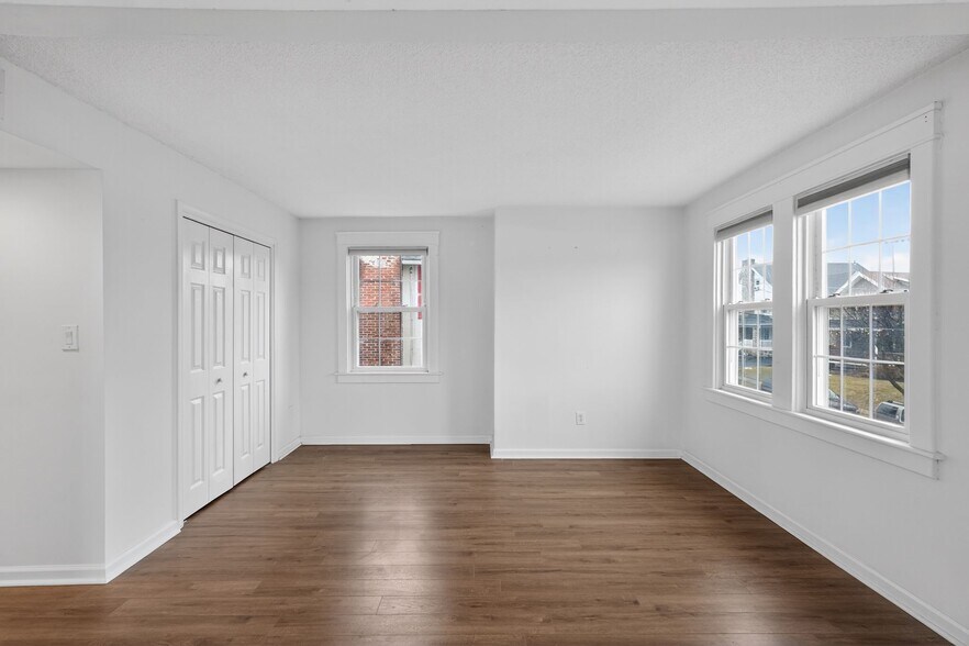 Building Photo - 8 E Marthart Ave