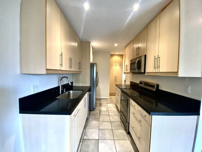 Building Photo - 1250 Kings Rd