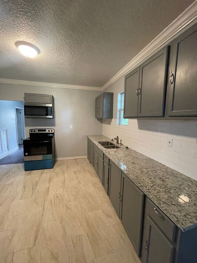 Building Photo - Completely renovated 4/2 Single Family hom...