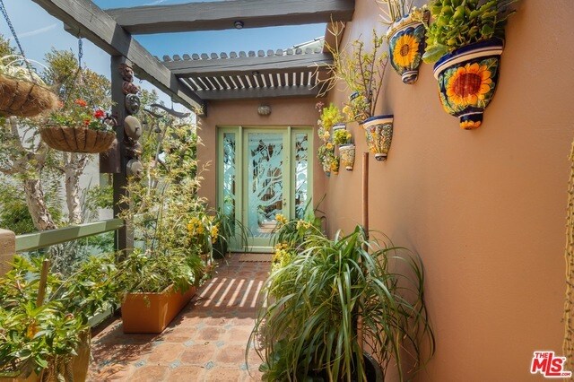 Building Photo - 3916 Rambla Orienta