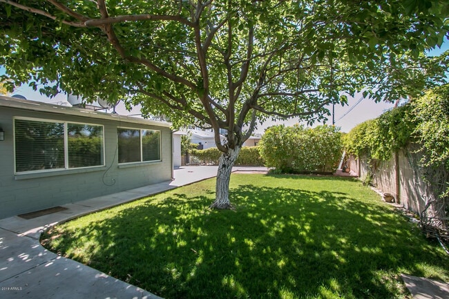 Building Photo - 2514 E Campbell Ave